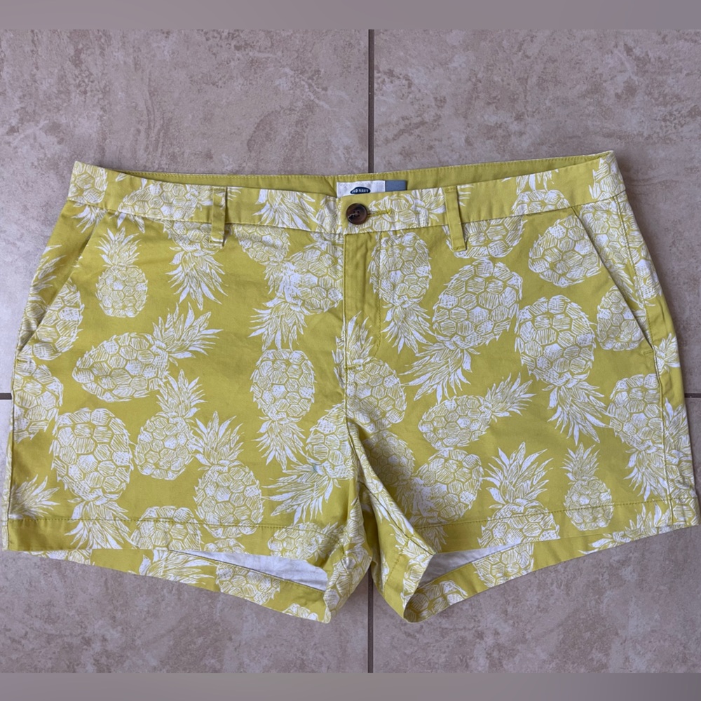 Old Navy Pineapple Print 3.5” Inseam Shorts